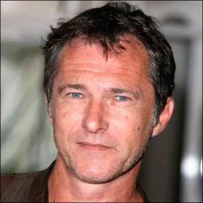 Qui est cet acteur qui joue le rôle principal dans le téléfilm ''Meurtres dans le Morvan'' réalisé par Simon Astier en 2018 ?