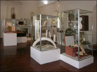 ''Le musée du Septennat'' est un musée situé à Château-Chinon (capitale du Morvan) qui réunit les cadeaux offerts à quel président de la République ?