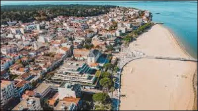 Royan et Arcachon ... voyons ... la côte atlantique ... celle qui est dans les Landes, au bord de son étang, peuplée de 11 000 habitants, c'est ...