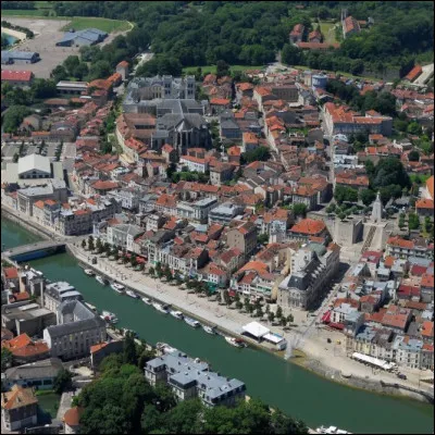 Sedan et Verdun ... places fortes et batailles ... toutes deux traversées par la Meuse ... dans le département de la Meuse, avec sa cathédrale et ses vestiges de remparts, c'est ...