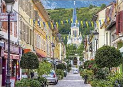 Albertville et Briançon : Elles sont toutes deux dans les Alpes ... celle qui est en Savoie, près de la vallée de l'Isère, entre la Tarentaise et le Beaufortin, c'est ...