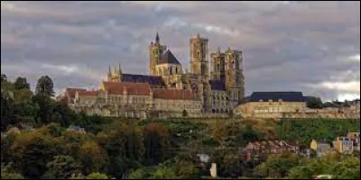 Laon et Langres ... voyons ... ce sont deux villes perchées sur leur butte qui domine les environs ... et la préfecture de l'Aisne, célèbre pour sa cathédrale, c'est