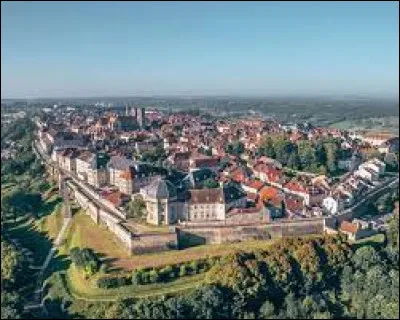 Et la ville de Haute-Marne, entourée de ses remparts, c'est ...
