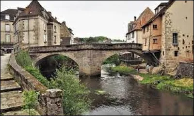 Issoudun et Aubusson : elles sont toutes les deux dans le centre de la France, mais ... la petite sous-préfecture de la Creuse, traversée par la rivière du même nom et peuplée de 3000 habitants, c'est ...