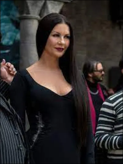 Comment se nomme l'actrice de "Morticia Addams" ?