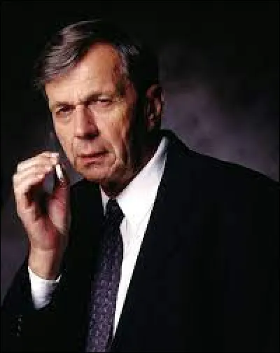 Dans ''X Files'', comment s'appelle l'acteur qui joue l'homme à la cigarette ?