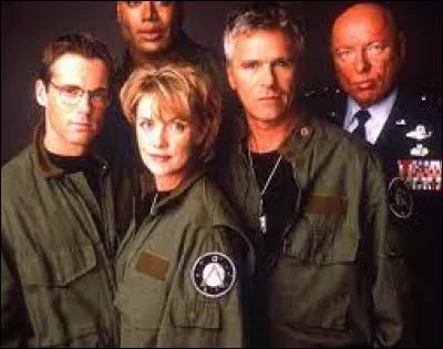 Dans ''Stargate SG1'' quel personnage joue Richard Dean Anderson ?