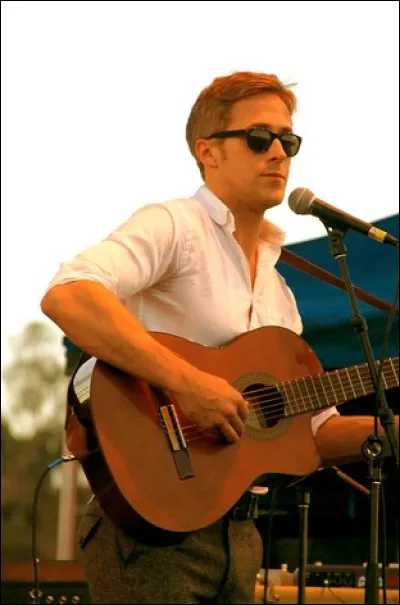 L'acteur pratique aussi la musique et il fonde en 2009 avec des amis le groupe "Dead Man's Bones". Quelle est leur inspiration ?