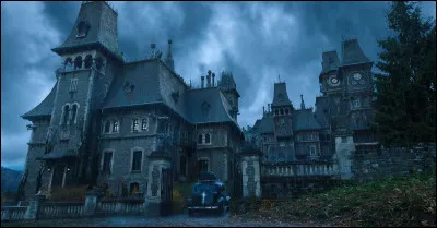 Comment s'appelle l'école où Mercredi et ses amis étudient ?