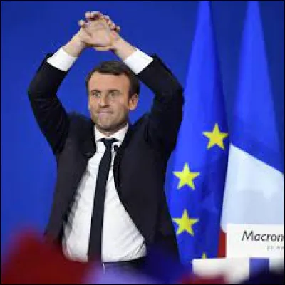 En France, Emmanuel Macron est élu président de la République :