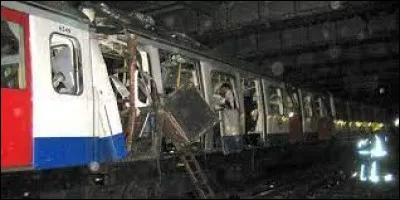 Attentats de Londres : quatre explosions touchent les transports publics de Londres et font 56 morts et 784 blessés.