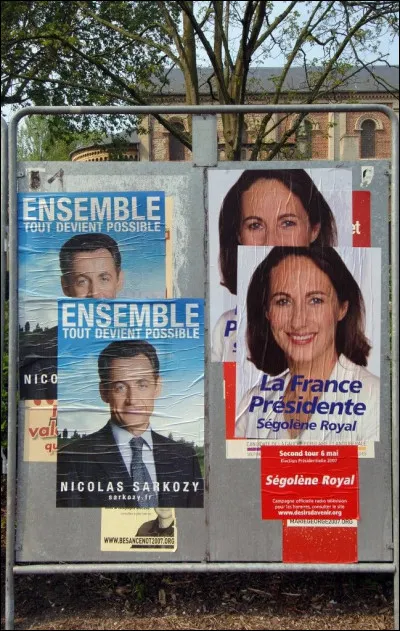 En France, Nicolas Sarkozy est élu président de la République :