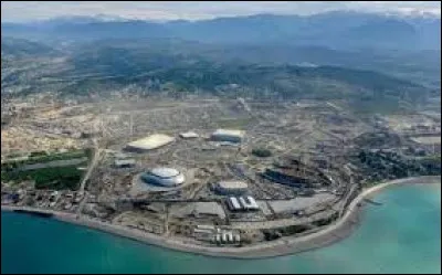 La Russie accueille les Jeux olympiques d'hiver à Sotchi, station balnéaire de la mer Noire à proximité du massif du Caucase :