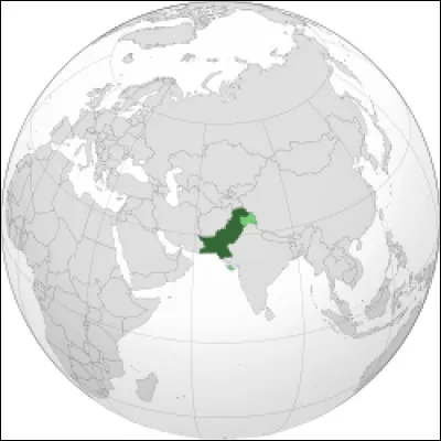 La capitale de ce pays est Islamabad. En tant que nation nucléaire, le pays joue un rôle géopolitique important et abrite des sites historiques et religieux significatifs, comme le mausolée de Quaid-e-Azam à Karachi et les forts anciens de Lahore. Quel est-il ?