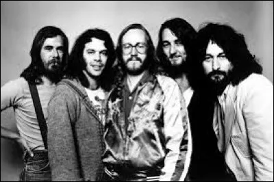 Quel est le nom de ce groupe de musique représenté sur cette photo ?