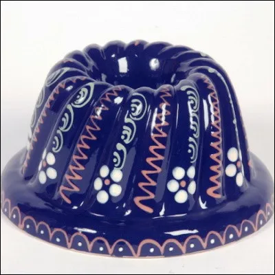 Quel g&acirc;teau est traditionnellement cuit dans un moule &eacute;voquant la forme d�un chapeau de parlementaire ?