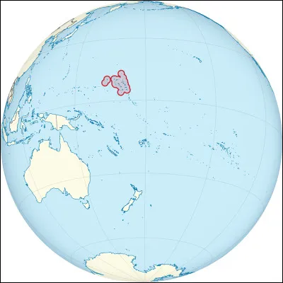 Le pays est composé de 29 atolls et cinq îles isolées. Ce pays est connu pour son histoire liée aux essais nucléaires menés par les États-Unis dans les années 1940 et 1950. Quel est son nom ?