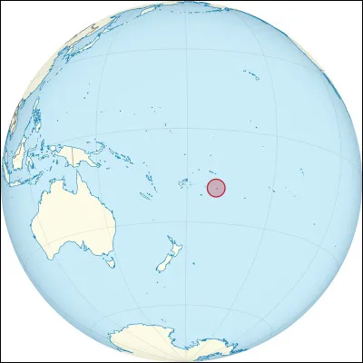 Sa population est d'environ 1 600 habitants. Il est considéré comme un pays en libre association avec la Nouvelle-Zélande, ce qui signifie qu'il est autonome, cependant il maintient des liens étroits avec ce dernier en termes de défense et de relations extérieures. Quel est son nom ?
