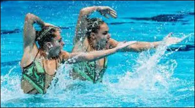 Sous quel nom appelait-on anciennement la natation synchronisée ?