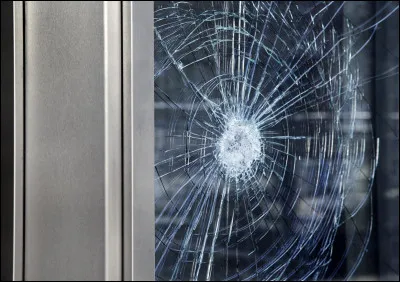 ''Je me suis fait cambrioler ! Regardez, des bouts de verre de ma fen&ecirc;tre sont l&agrave;, devant nous, dans le jardin. Et si nous rentrons dans ma maison nous pouvons constater que tout est en d&eacute;sordre, aidez moi ! Versez-moi au moins une somme pour r&eacute;parer les dommages !''Quelle est ta premi&egrave;re r&eacute;action devant cette femme quand elle te dit &ccedil;a (honn&ecirc;tement) ?