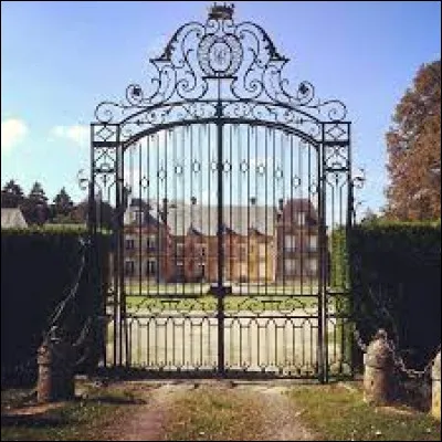Derrière cette grille se trouve le château de Guignicourt-sur-Vence. Village du Grand-Est, dans l'aire d'attraction Carolomacérienne, il se situe dans le département ...
