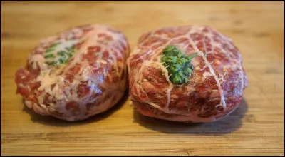 Dès le XIIIe siècle, le filet servant à envelopper les cheveux d'une dame était appelé...