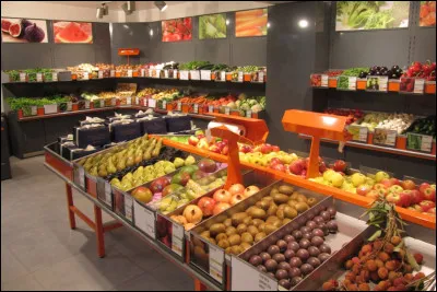 Tu es au marché et une dame pauvre et âgée demande des légumes au marchand, il la rejette.
Que fais-tu ?
