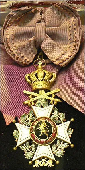 Il est dcor de L'ordre de Lopold, qui est l'ordre militaire et civil le plus important de Belgique