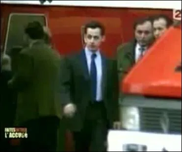 Il reoit la mdaille du RAID, pour son rle lors de la prise d'otage de la maternelle de Neuilly en