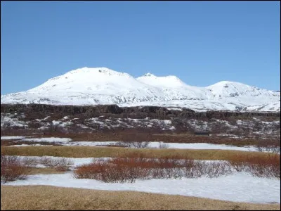 Retournons aux pieds d'un volcan endormi. Quel est son nom ?
