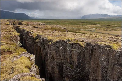 Cette rivière prend source dans une faille du nom d'...