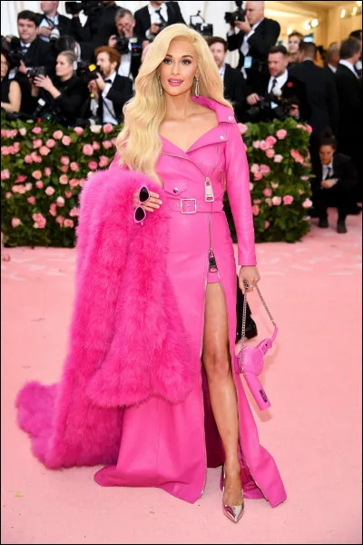 Quelle chanteuse est entièrement vêtue de rose lors du Met Gala 2022 ?