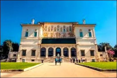 Cette villa située sur les hauteurs de Rome mérite amplement le détour surtout pour les amateurs d'art. Quel est son nom ?