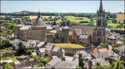 Cette petite ville de la Sarthe peuplée de 2000 habitants, située dans les collines du Maine, c'est Sillé le ...