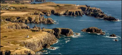 Sélectionne toutes les villes qui ne sont pas au bord d'une mer ou d'un océan.