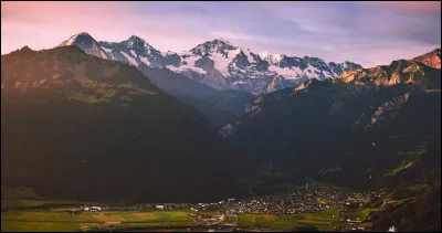 Qu'y a-t-il marqué sur les plaques minéralogiques suisses ?