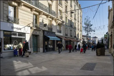 Cette ville de 20 000 habitants du département des Hauts-de-Seine, située au sud de Paris, c'est Bourg la ...