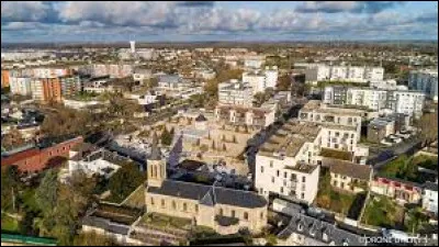 Cette ville de 9000 habitants de la banlieue du Havre, grand centre d'industrie pétrolière, c'est Gonfreville l'...