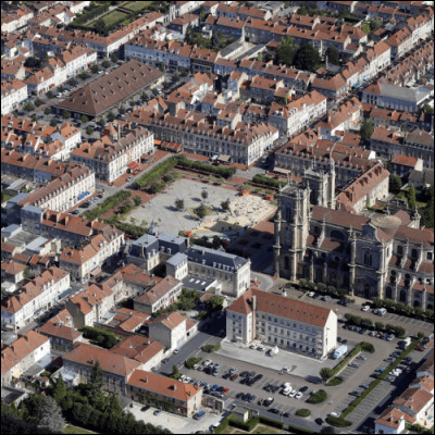 Cette ville 11 000 habitants, située dans le département de la Marne, dont elle est l'une des sous-préfectures, c'est Vitry le ...