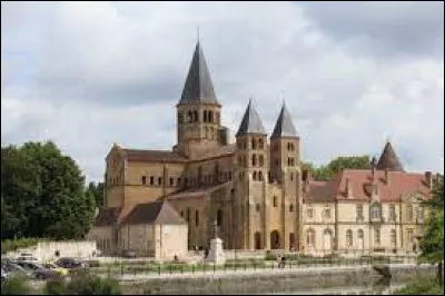 Cette ville bourguignonne de 9 000 habitants du département de Saône-et-Loire, c'est Paray le ...