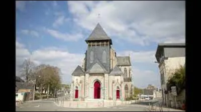 Cette petite ville de 2700 habitants du département de la Mayenne, c'est Villaines la ...