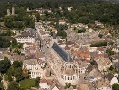 Cette petite ville de 2900 habitants du département des Yvelines, située en bordure de la forêt de Rambouillet, c'est Montfort l'...