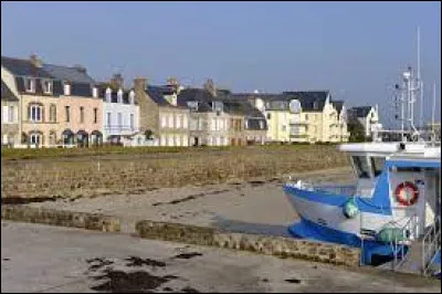 Ce bourg du département de la Manche, situé sur la côte nord du Cotentin, c'est Saint-Vaast la ...