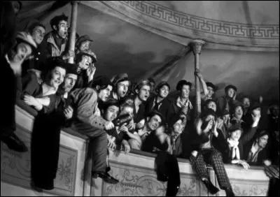 À défaut de bien y voir, c'est là qu'on trouve le vrai public, celui qui réagit et participe, selon Prévert et Carné.