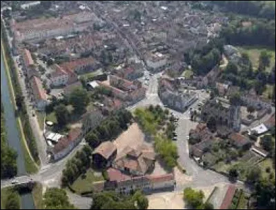 Cette petite ville de 3500 habitants du département de Seine-et-Marne située près de Meaux, c'est Lizy sur ...