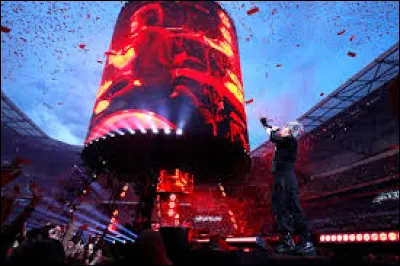 Qui est le leader du groupe Indochine ?