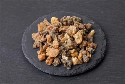 Celui-ci va souvent de paire avec l'encens.