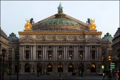Comment se nomme cet opéra célèbre situé à Paris ?