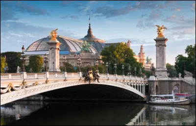Quand a lieu linauguration du Pont Alexandre III ?