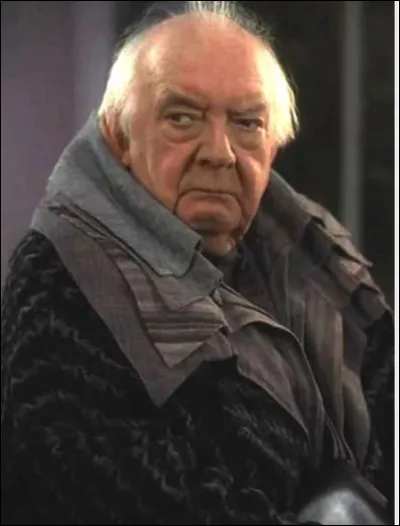 E : Grand ami de Dumbledore et membre de l’Ordre du Phénix,on le voit au début du film 5.